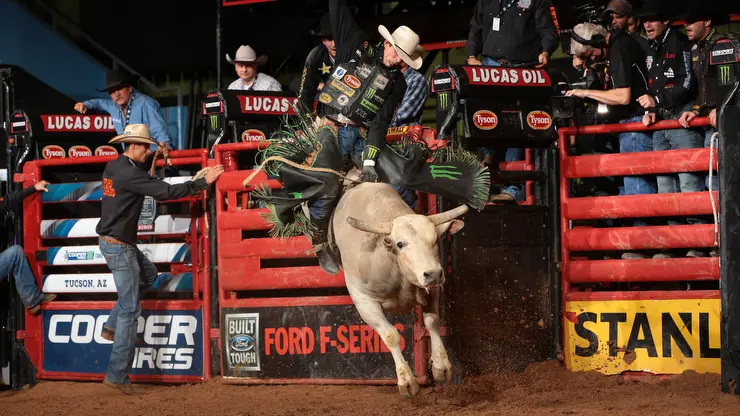 Mauney wins in Tucson to extend world lead
