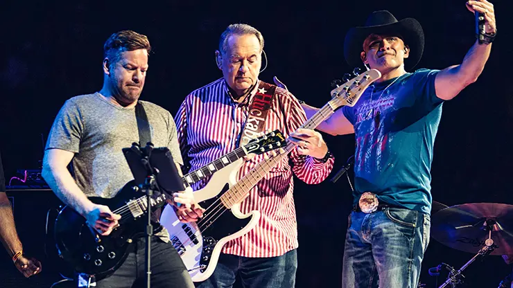 Mike Huckabee joins PBR for night of rock and riding
