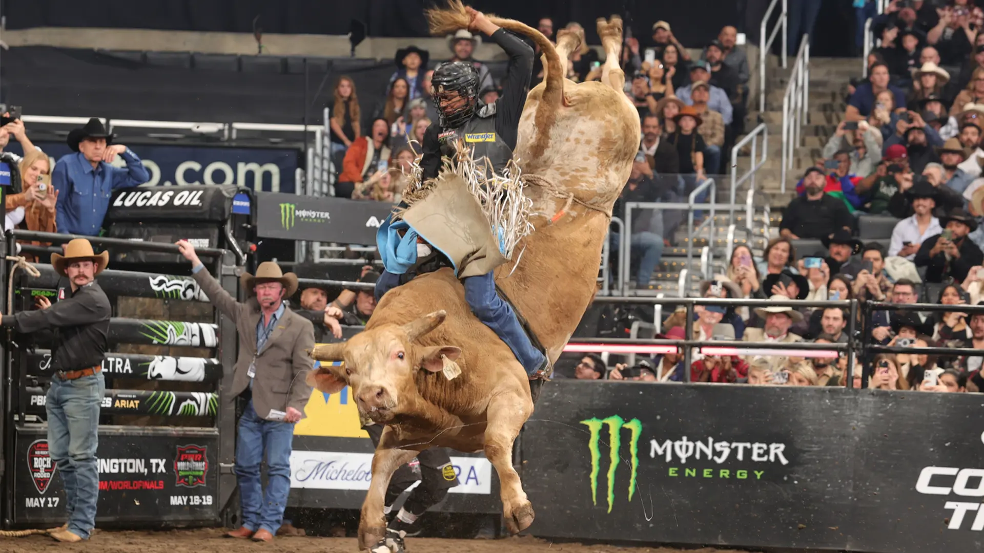 Cassio Dias extends world lead after riding previously unridden bull at sold-out Michelob ULTRA PBR Los Angeles