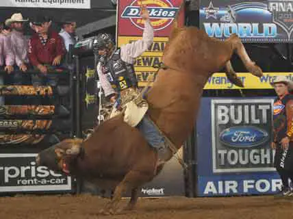 Elliott takes Round 1 of PBR World Finals