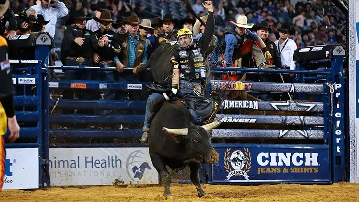 Alves wins 2015 THE AMERICAN bull riding event