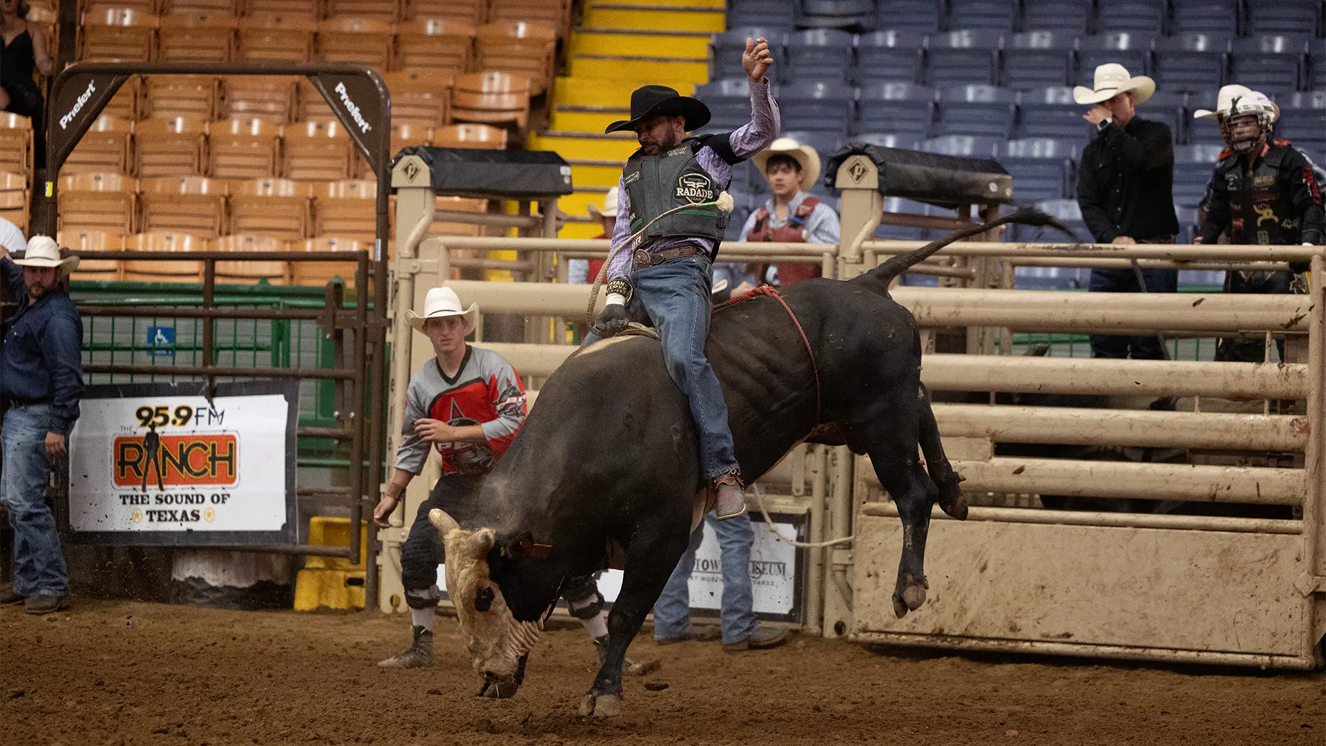 Veteran Robson Guedes wins PBR Stockyards Showcase 