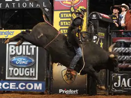 Alves takes first round lead in St. Louis PBR