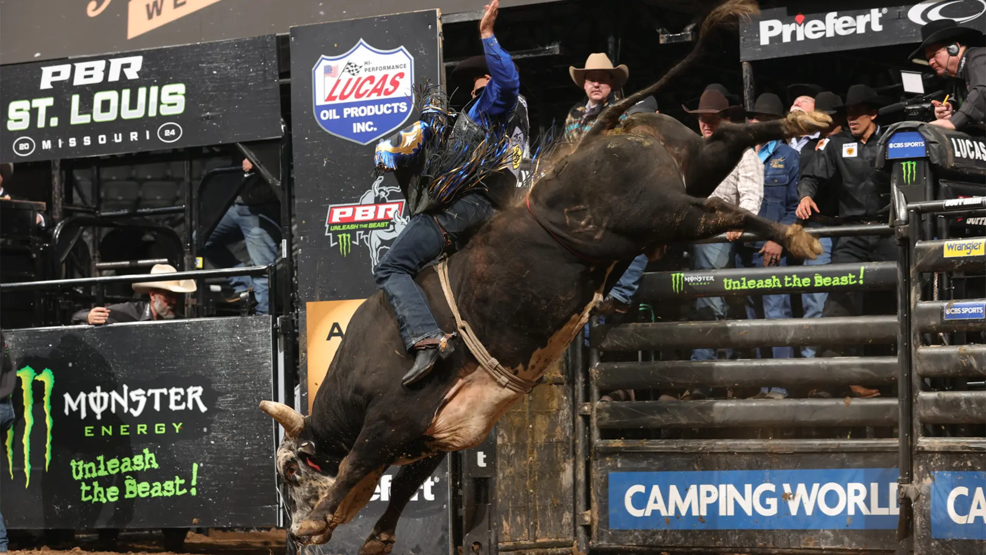 Arizona Ridge Riders’ Eduardo Aparecido dominates Round 1 of Unleash The Beast’s PBR St. Louis
