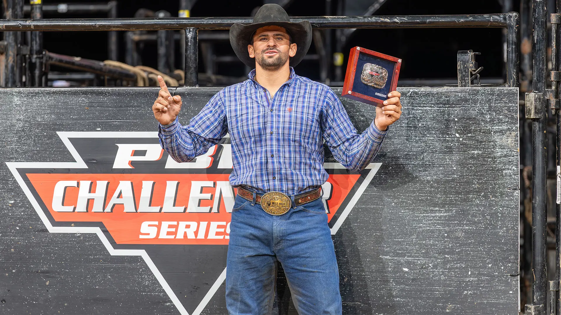 Brazilian cowboy Alex Junior da Silva collects first win of 2025 season at Challenger Series sold-out PBR Green Bay 