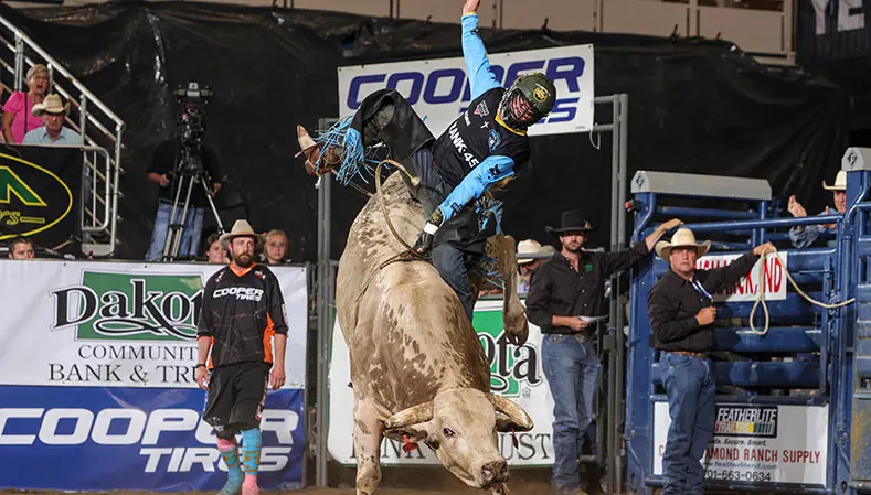 Carolina Cowboys deliver three impeccable rides to defeat Missouri Thunder in PBR Team Series Preseason