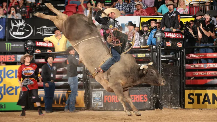 Long John rallies for World Champion Bull championship