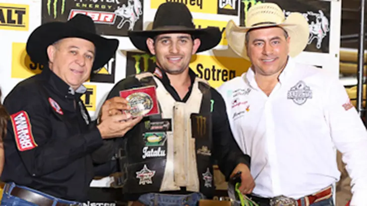 Vitor wins 2014 PBR Brazil title