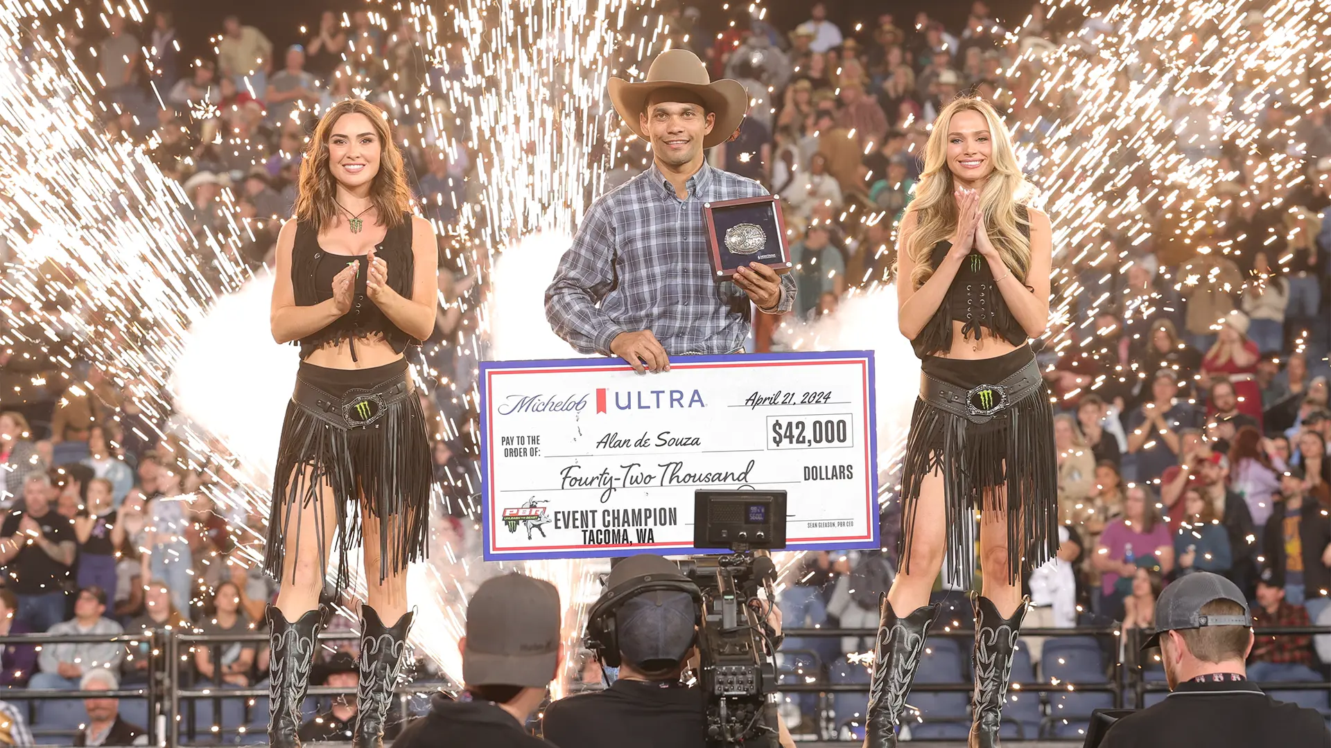 Alan de Souza doubles down in Washington, winning PBR Tacoma days after win in Everett