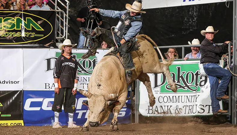 Kansas City Outlaws earn victory over Oklahoma Freedom at Dakota Community & Trust PBR Bull Riding Challenge